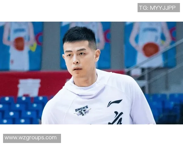 方硕如何在篮球赛场上展现个人魅力与团队协作精神的完美结合